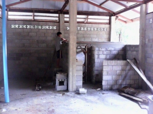 Villager rebuilding the hospital. (Photo: Varma Handen)