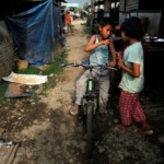 Suu Kyi Pledges Schooling for Children from Kachin IDPs Camps
