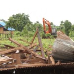 Authorities forcibly abolish buildings on land given away by the military in San-pa-ree Village Group